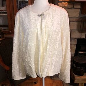 Koret size Large winter white jacket with beautiful clasp fully lined EUC